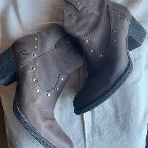 Born woman’s Western Ankle boot Sz 11